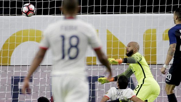 Kolumbijský útočník Carlos Bacca (7) ve skrumáži před brankářem USA Timem Howardem (12) dokázal skórovat. Kolumbijský útočník Carlos Bacca (7) ve skrumáži před brankářem USA Timem Howardem (12) dokázal skórovat.