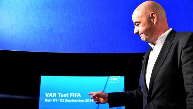 Šéf FIFA Gianni Infantino předvádí obrazovku, na níž asistenti zkoumali záznam sporných momentů utkání Itálie - Francie v Bari. Šéf FIFA Gianni Infantino předvádí obrazovku, na níž asistenti zkoumali záznam sporných momentů utkání Itálie - Francie v Bari.