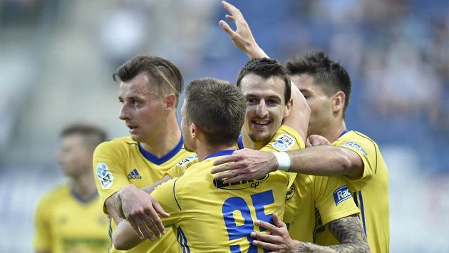 Fotbalisté Zlína se radují z gólu proti mladé Boleslavi, druhý zprava autor branky Vukadin Vukadinovič. Fotbalisté Zlína se radují z gólu proti mladé Boleslavi, druhý zprava autor branky Vukadin Vukadinovič.