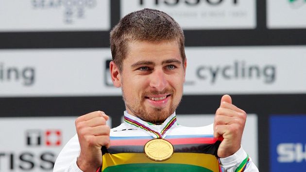 Peter Sagan s medailí za třetí titul na MS v řadě. Peter Sagan s medailí za třetí titul na MS v řadě.