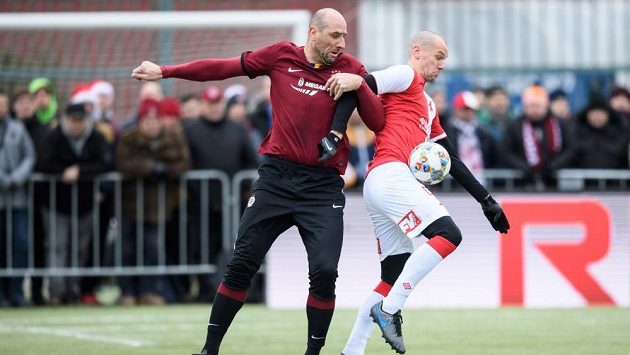 Jak Koller (vlevo) bojuje v Silvstrovském derby o míč se slávistou Radkem Dosoudilem. Jak Koller (vlevo) bojuje v Silvstrovském derby o míč se slávistou Radkem Dosoudilem.