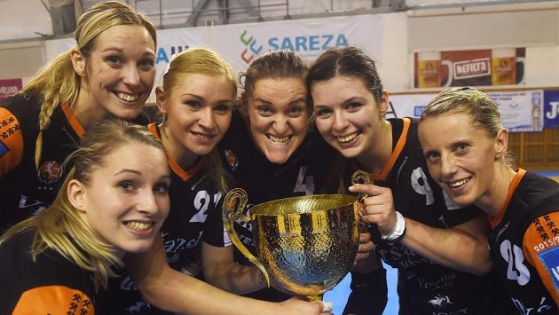 Házenkářky Mostu se radují z vítězství v poháru. Házenkářky Mostu se radují z vítězství v poháru.