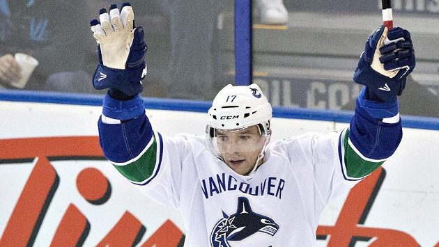 Radim Vrbata skóruje ve třetím utkání v řadě, tentokrát do sítě Edmontonu. Radim Vrbata skóruje ve třetím utkání v řadě, tentokrát do sítě Edmontonu.