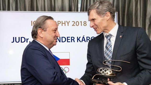 Ombudsman Alexander Károlyi a předseda ČOV Jiří Kejval během předání ceny MOV za rok 2018, dne 10. prosince 2018 v Praze. Ombudsman Alexander Károlyi a předseda ČOV Jiří Kejval během předání ceny MOV za rok 2018, dne 10. prosince 2018 v Praze.