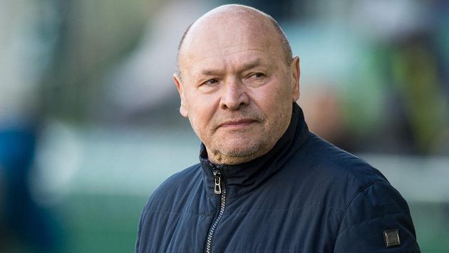 Zamyšlený trenér Miroslav Koubek. Zamyšlený trenér Miroslav Koubek.