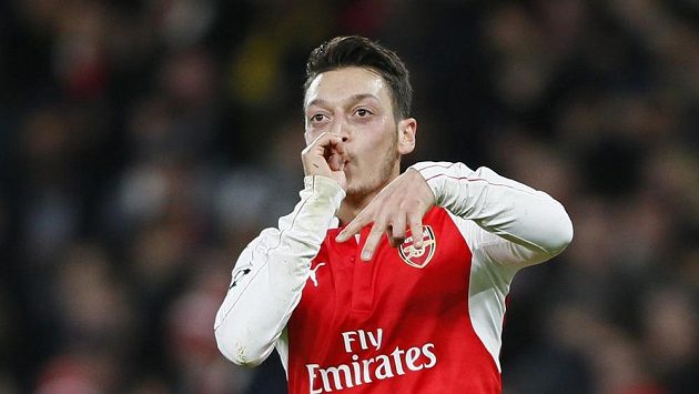 Mesut Özil z Arsenalu jásá po gólu, kterým otevřel skóre proti Dinamu Záhřeb v LM. Mesut Özil z Arsenalu jásá po gólu, kterým otevřel skóre proti Dinamu Záhřeb v LM.