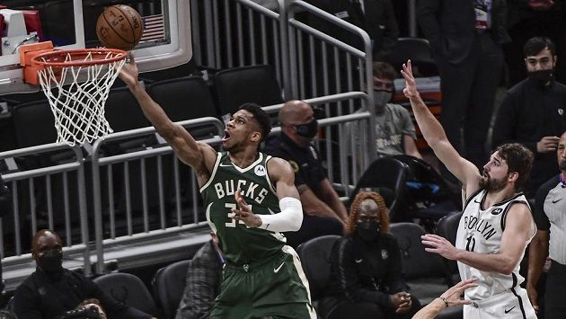 Janis Adetokumbo z Milwaukee zakončuje ve čtvrtém utkání druhého kola play off NBA. Janis Adetokumbo z Milwaukee zakončuje ve čtvrtém utkání druhého kola play off NBA.