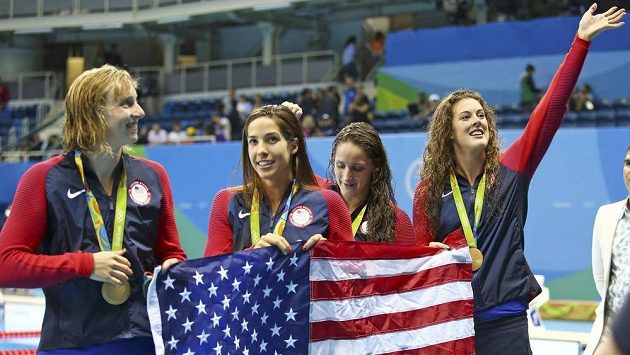 Američanky slaví vítězství ve štafetě na 4x200 metrů. Zleva Allison Schmittová, Leah Smithová, Maya DiRadová a Katie Ledecká. Američanky slaví vítězství ve štafetě na 4x200 metrů. Zleva Allison Schmittová, Leah Smithová, Maya DiRadová a Katie Ledecká.