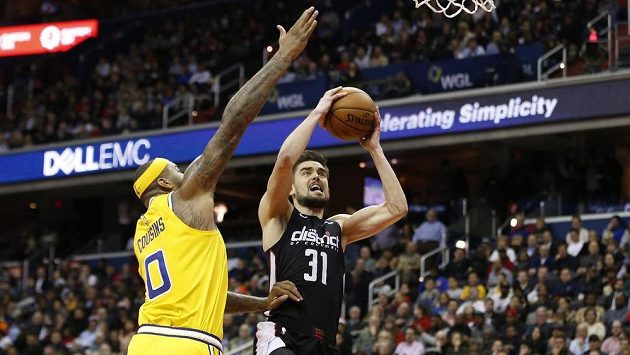 Tomáš Satoranský z Washingtonu Wizards (vpravo) a DeMarcus Cousins z Golden State Warriors. Tomáš Satoranský z Washingtonu Wizards (vpravo) a DeMarcus Cousins z Golden State Warriors.