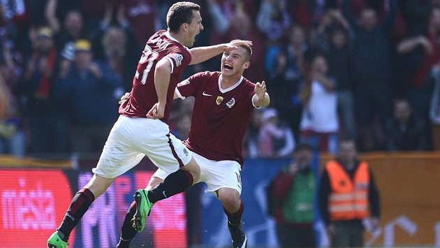 Sparťanský útočník David Lafata (vlevo) se raduje s obráncem Pavlem Kadeřábkem ze vstřelení gólu proti Slavii. Sparťanský útočník David Lafata (vlevo) se raduje s obráncem Pavlem Kadeřábkem ze vstřelení gólu proti Slavii.