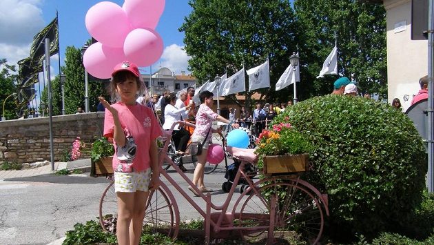 Když se jede slavné Giro d'Italia, je v Itálii cyklistika sportem číslo 1. Zavládne růžové šílenství, závod prožívají všechny generace. Když se jede slavné Giro d'Italia, je v Itálii cyklistika sportem číslo 1. Zavládne růžové šílenství, závod prožívají všechny generace.