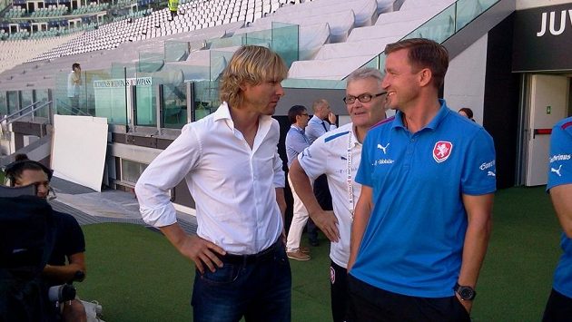 Bývalý fotbalista Juventusu Pavel Nedvěd (vlevo) hovoří s již odvolaným manažerem reprezentace Vladimírem Šmicrem (vpravo) a tiskovým mluvčím národního týmu Jaroslavem Kolářem. Bývalý fotbalista Juventusu Pavel Nedvěd (vlevo) hovoří s již odvolaným manažerem reprezentace Vladimírem Šmicrem (vpravo) a tiskovým mluvčím národního týmu Jaroslavem Kolářem.