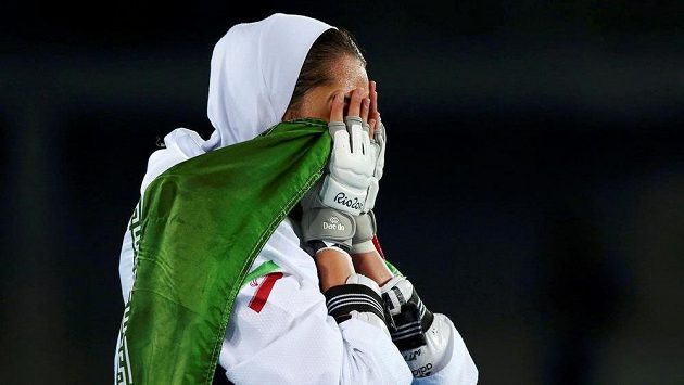 Taekwondistka Kimía Alízadeová a emoce po zisku olympijského bronzu v Rio de Janeiru. Taekwondistka Kimía Alízadeová a emoce po zisku olympijského bronzu v Rio de Janeiru.