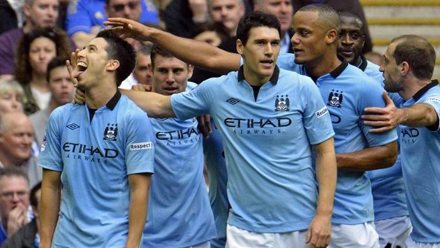 Samir Nasri (vlevo) oslavuje se spoluhráči z Manchetseru City svůj gól proti Chelsea v semifinále anglického FA Cupu. Samir Nasri (vlevo) oslavuje se spoluhráči z Manchetseru City svůj gól proti Chelsea v semifinále anglického FA Cupu.