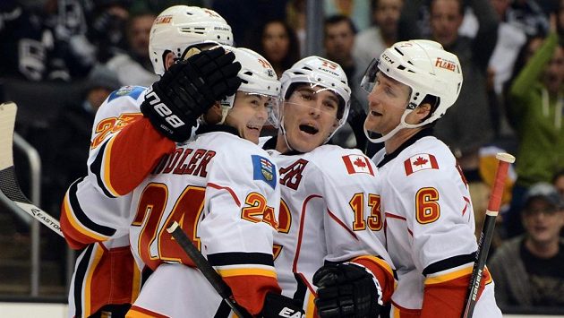 Hokejisté Calgary Flames (zleva) Sean Monahan, Jiří Hudler, Mike Cammalleri a Dennis Wideman slaví gól proti Los Angeles. Hokejisté Calgary Flames (zleva) Sean Monahan, Jiří Hudler, Mike Cammalleri a Dennis Wideman slaví gól proti Los Angeles.