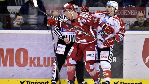 Jerome Leduc (vpravo) v potyčce s Martinem Adamským z Třince. Jerome Leduc (vpravo) v potyčce s Martinem Adamským z Třince.