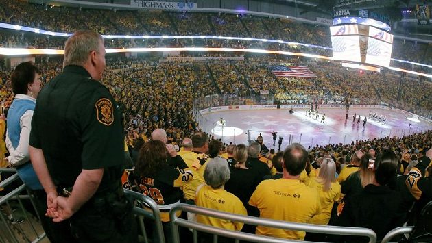 Diváci poslouchají státní hymny během finále Stanley Cupu mezi hokejisty Pittsburghu a Nashvillu. Diváci poslouchají státní hymny během finále Stanley Cupu mezi hokejisty Pittsburghu a Nashvillu.