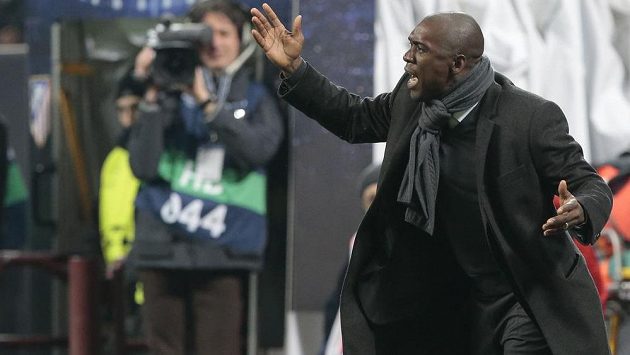 Trenér AC Milán Clarence Seedorf gestikuluje na lavičce. Trenér AC Milán Clarence Seedorf gestikuluje na lavičce.