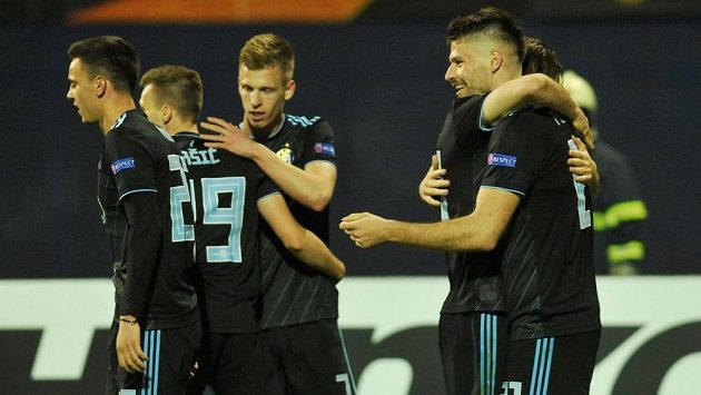 Fotbalisté Dinama Záhřeb se radují z postupu do osmifinále Evropské ligy. Fotbalisté Dinama Záhřeb se radují z postupu do osmifinále Evropské ligy.