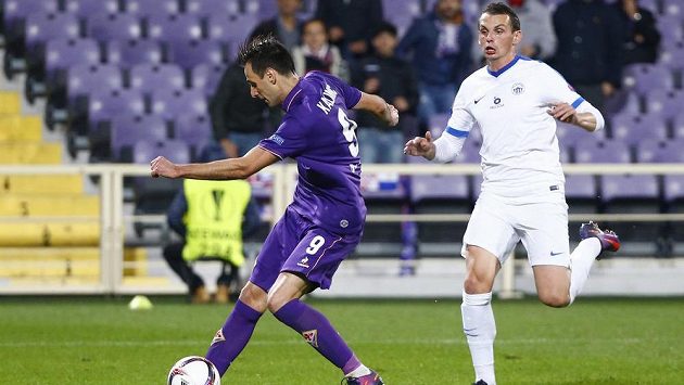 Nikola Kalinič z Fiorentiny střílí gól v zápase s Libercem. Nikola Kalinič z Fiorentiny střílí gól v zápase s Libercem.