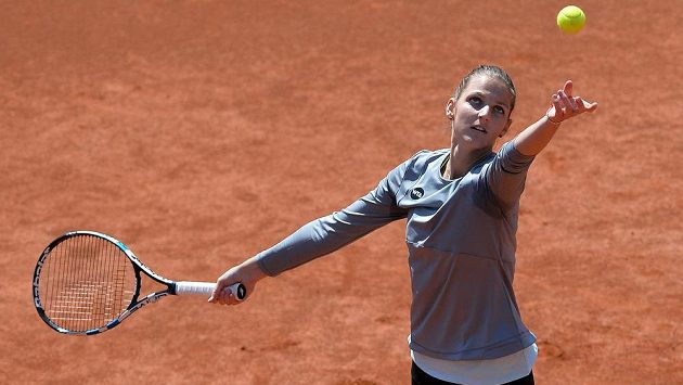 Karolína Plíšková na podání. Karolína Plíšková na podání.