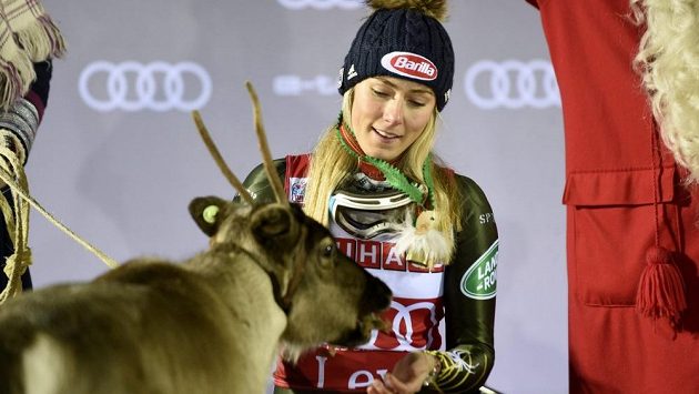 Mikaela Shiffrinová se sobem, kterého dostala za vítězství. Mikaela Shiffrinová se sobem, kterého dostala za vítězství.
