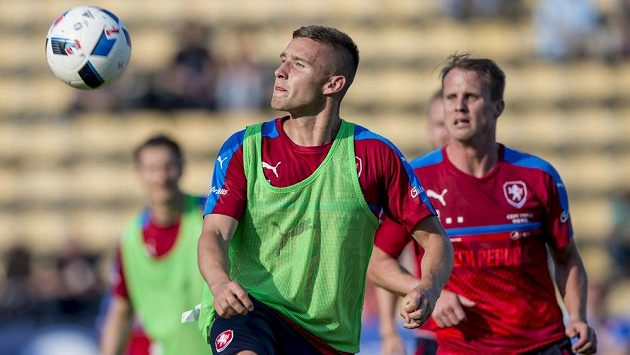 Zleva Pavel Kadeřábek a David Limberský na tréninku národního mužstva v Tours. Zleva Pavel Kadeřábek a David Limberský na tréninku národního mužstva v Tours.