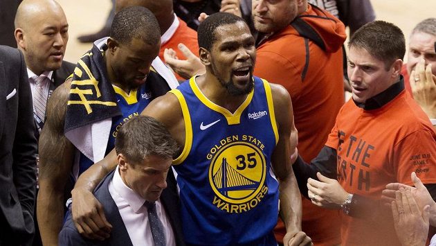 Kevin Durant (35) ještě v dresu Golden State opouští po zranění hrací plochu při duelu s Torontem. Kevin Durant (35) ještě v dresu Golden State opouští po zranění hrací plochu při duelu s Torontem.
