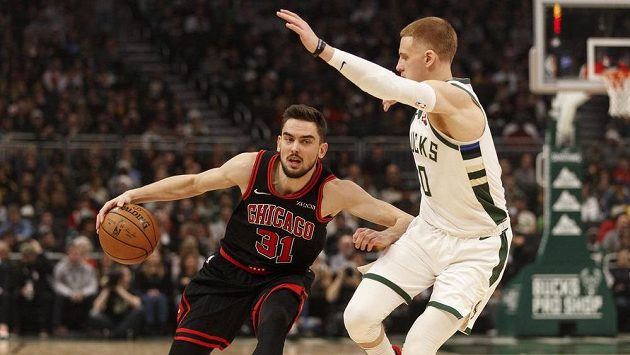 Tomáš Satoranský z Chicaga Bulls (31) bráněný Dontem DiVincenzem (0) z Milwaukee. Tomáš Satoranský z Chicaga Bulls (31) bráněný Dontem DiVincenzem (0) z Milwaukee.