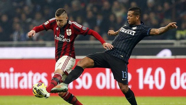 Jeremy Menez z AC Milán (vlevo) si kryje míč před Freddym Guarinem z Interu Milán. Jeremy Menez z AC Milán (vlevo) si kryje míč před Freddym Guarinem z Interu Milán.