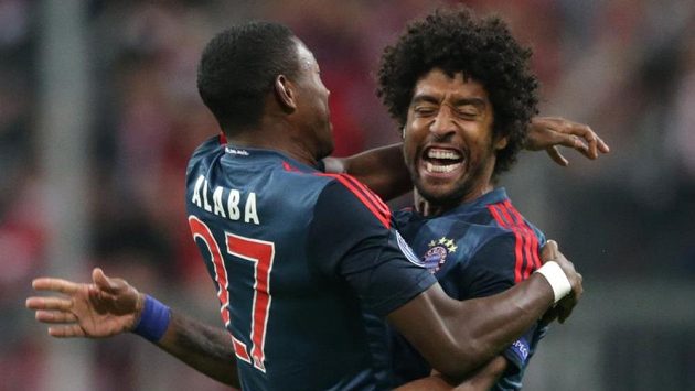Hráči Bayernu David Alaba (vlevo) a Dante slaví gól v síti CSKA Moskva. Hráči Bayernu David Alaba (vlevo) a Dante slaví gól v síti CSKA Moskva.