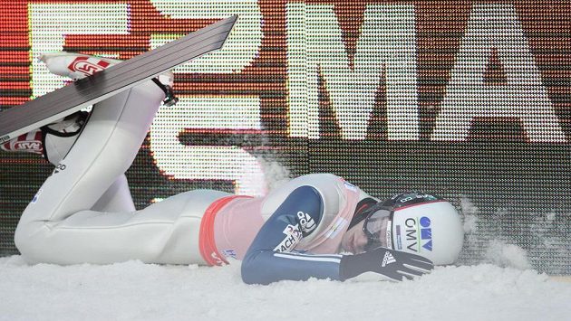 Antonín Hájek vylekal fanoušky, když neustál dojezd po skoku a narazil do reklamní bariéry. Antonín Hájek vylekal fanoušky, když neustál dojezd po skoku a narazil do reklamní bariéry.