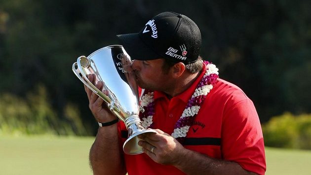 Americký golfista Patrick Reed s trofejí pro vítěze Turnaje šampiónů na Havaji. Americký golfista Patrick Reed s trofejí pro vítěze Turnaje šampiónů na Havaji.