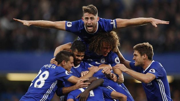 Kapitán Chelsea Gary Cahill skáče na radující se spoluhráče po jedné z branek do sítě Manchesteru United. Kapitán Chelsea Gary Cahill skáče na radující se spoluhráče po jedné z branek do sítě Manchesteru United.