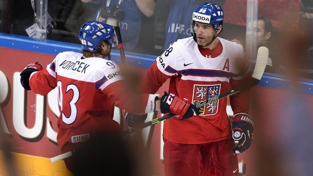 Jakub Voráček (vlevo) s Jaromírem Jágrem během loňského mistrovství světa v Praze. Jakub Voráček (vlevo) s Jaromírem Jágrem během loňského mistrovství světa v Praze.