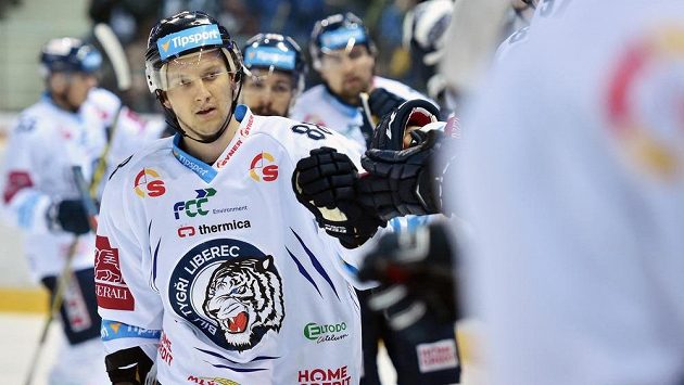 Michal Bulíř z Liberce přijímá gratulace od spoluhráčů poté, co vstřelil gól do sítě Litvínova. Michal Bulíř z Liberce přijímá gratulace od spoluhráčů poté, co vstřelil gól do sítě Litvínova.