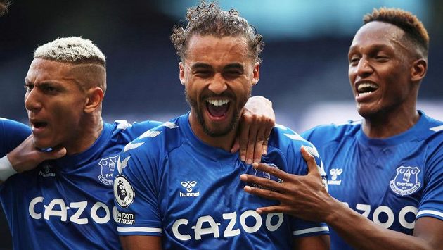 Evertonský útočník Dominic Calvert-Lewin slaví se spoluhráči svoji trefu v ligovém utkání proti Tottenhamu. Evertonský útočník Dominic Calvert-Lewin slaví se spoluhráči svoji trefu v ligovém utkání proti Tottenhamu.