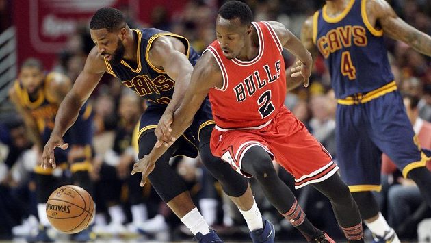 Tristan Thompson z Clevelandu a Jerian Grant z Chicaga bojují o ztracený balón. Tristan Thompson z Clevelandu a Jerian Grant z Chicaga bojují o ztracený balón.