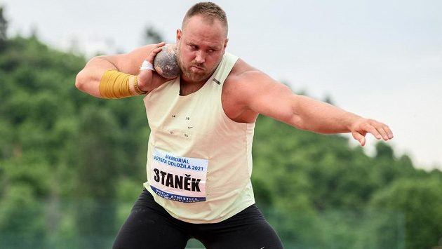 Koulař Tomáš Staněk v akci. Koulař Tomáš Staněk v akci.