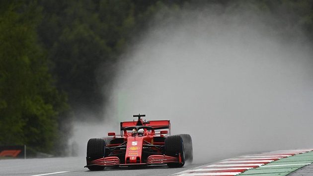 Němec Sebastian Vettel na ferrari v kvalifikaci. Němec Sebastian Vettel na ferrari v kvalifikaci.