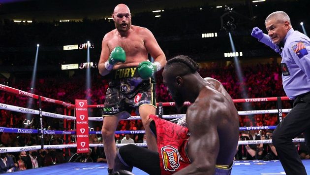 Tyson Fury poslal soupeře na zem. Tyson Fury poslal soupeře na zem.