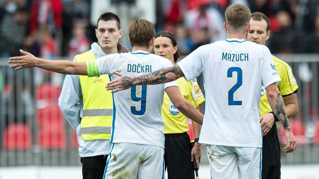 Fotbalisté Sparty Bořek Dočkal a Ondřej Mazuch v diskusi s rozhodčím Pavlem Královcem a asistentkou Lucií Ratajovou po sporném gólu Brna na 3:3. Fotbalisté Sparty Bořek Dočkal a Ondřej Mazuch v diskusi s rozhodčím Pavlem Královcem a asistentkou Lucií Ratajovou po sporném gólu Brna na 3:3.