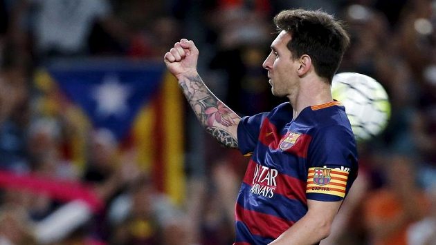 Barcelonský Lionel Messi se raduje po proměněné penaltě proti Levante. Barcelonský Lionel Messi se raduje po proměněné penaltě proti Levante.