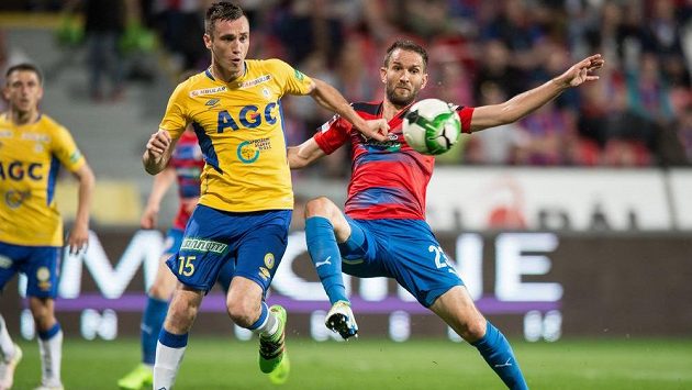Aleksandar Šušnjar z Teplic (vlevo) a plzeňský útočník Marek Bakoš. Aleksandar Šušnjar z Teplic (vlevo) a plzeňský útočník Marek Bakoš.