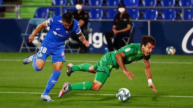Mauro Arambarri (vlevo) z Getafe v souboji s Mikelem Oyarzabalem z Realu Sociedad. Mauro Arambarri (vlevo) z Getafe v souboji s Mikelem Oyarzabalem z Realu Sociedad.