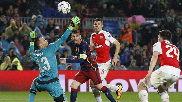 Na parádní lob Lionela Messiho (druhý zleva) David Ospina nedosáhl. Na parádní lob Lionela Messiho (druhý zleva) David Ospina nedosáhl.