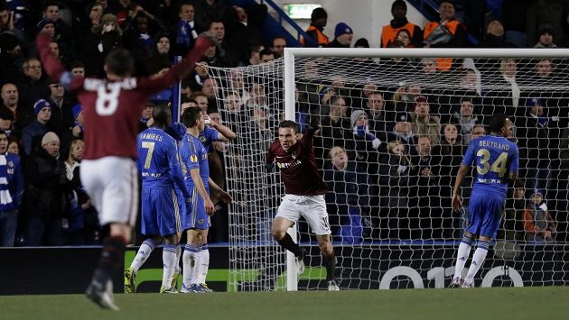 David Lafata (uprostřed) se raduje ze své trefy do sítě Chelsea. David Lafata (uprostřed) se raduje ze své trefy do sítě Chelsea.