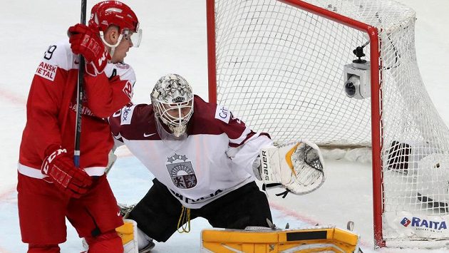 Dán Morten Madsen a lotyšský gólman Elvis Merzlikins. Dán Morten Madsen a lotyšský gólman Elvis Merzlikins.