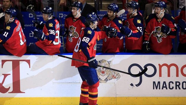 Hokejisté Floridy gratulují Jaromíru Jágrovi k vítěznému gólu proti Minnesotě. Hokejisté Floridy gratulují Jaromíru Jágrovi k vítěznému gólu proti Minnesotě.