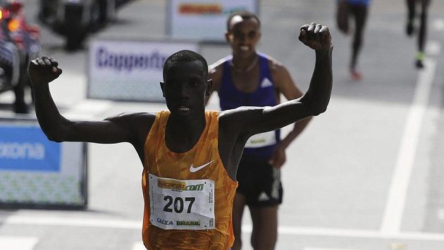 Keňan Stanley Biwott v cíli tradičního silvestrovského běhu v Sao Paulu. Keňan Stanley Biwott v cíli tradičního silvestrovského běhu v Sao Paulu.